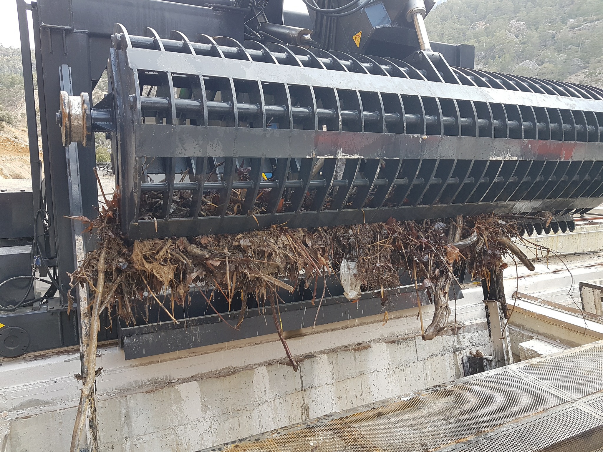 Baraj ızgara temizleme makinesi