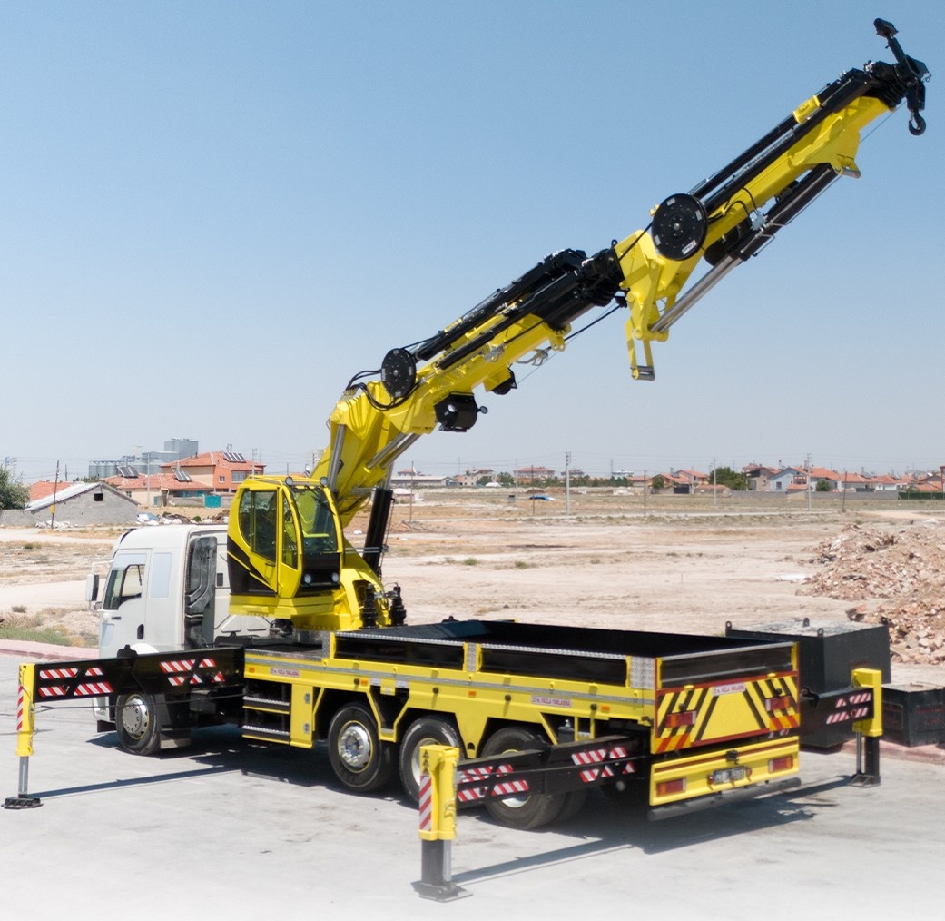 35 ton çift kırma orta merkez vincin açık bomlu tam görünümü