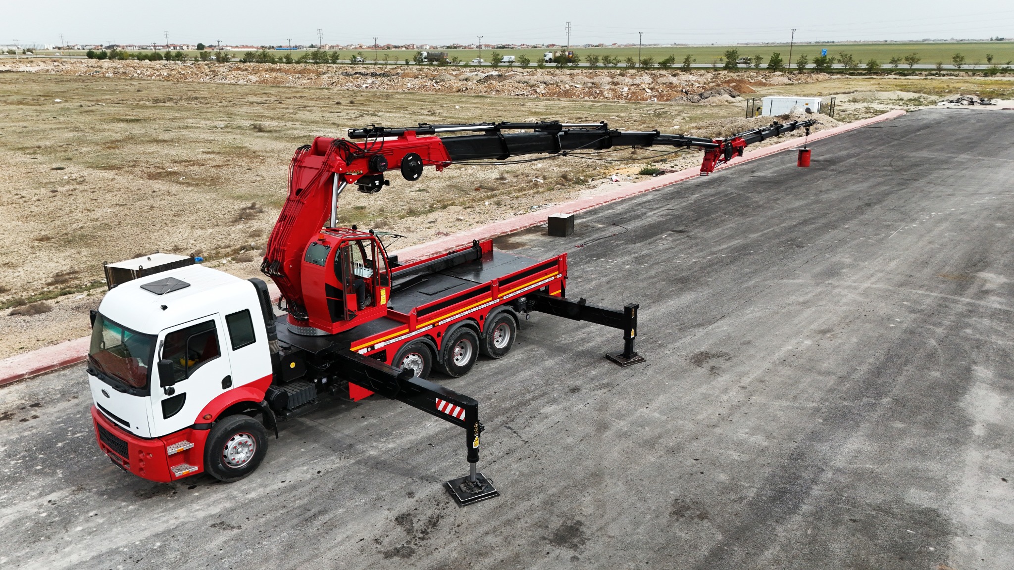 38 ton çift kırma orta merkez vincin açık bomlu tam araç görünümü