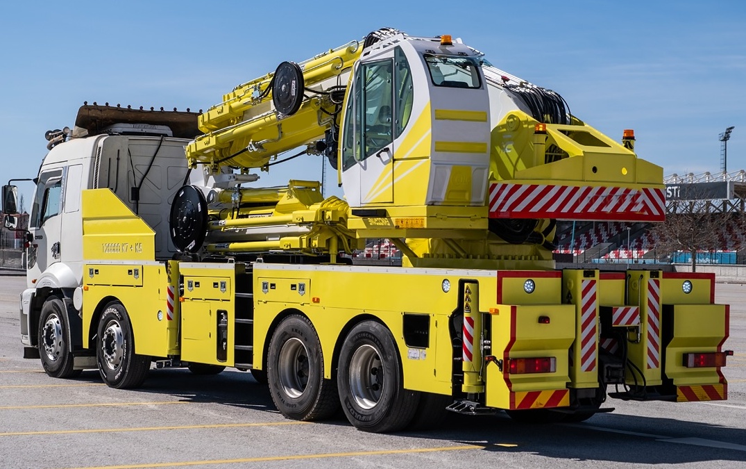40 ton dingil üstü vincin katlanmış arka görünümü