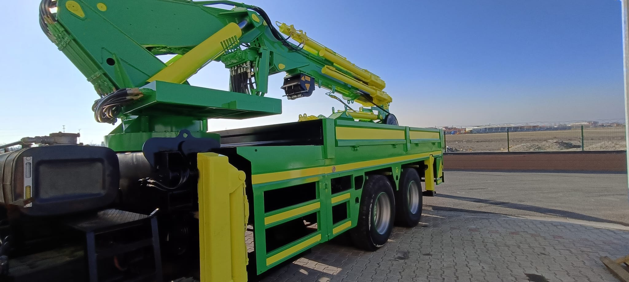 Yeşil sarı 20 ton çift kırma vincin araç üstü görünümü